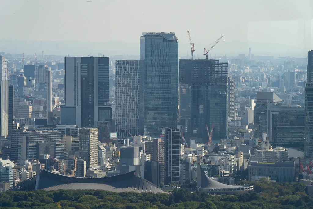 Vista de prédios comerciais numa grande cidade