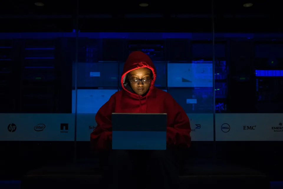 Profissional programando à noite diante do monitor, integração de dados entre sistemas