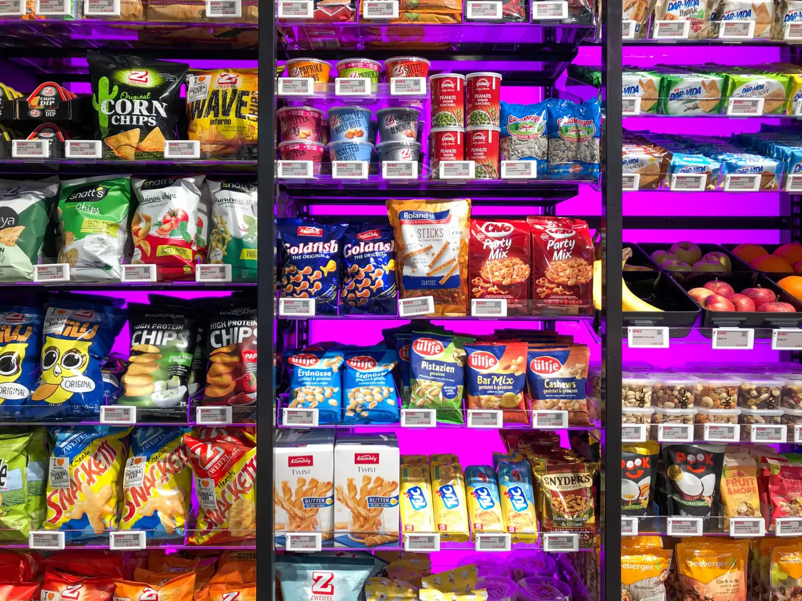 Corredor de supermercado com prateleiras cheias de marcas e embalagens diferentes