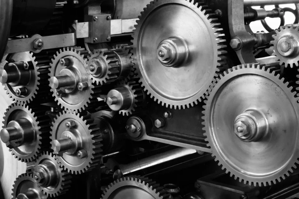 Máquina industrial em uma linha de produção
