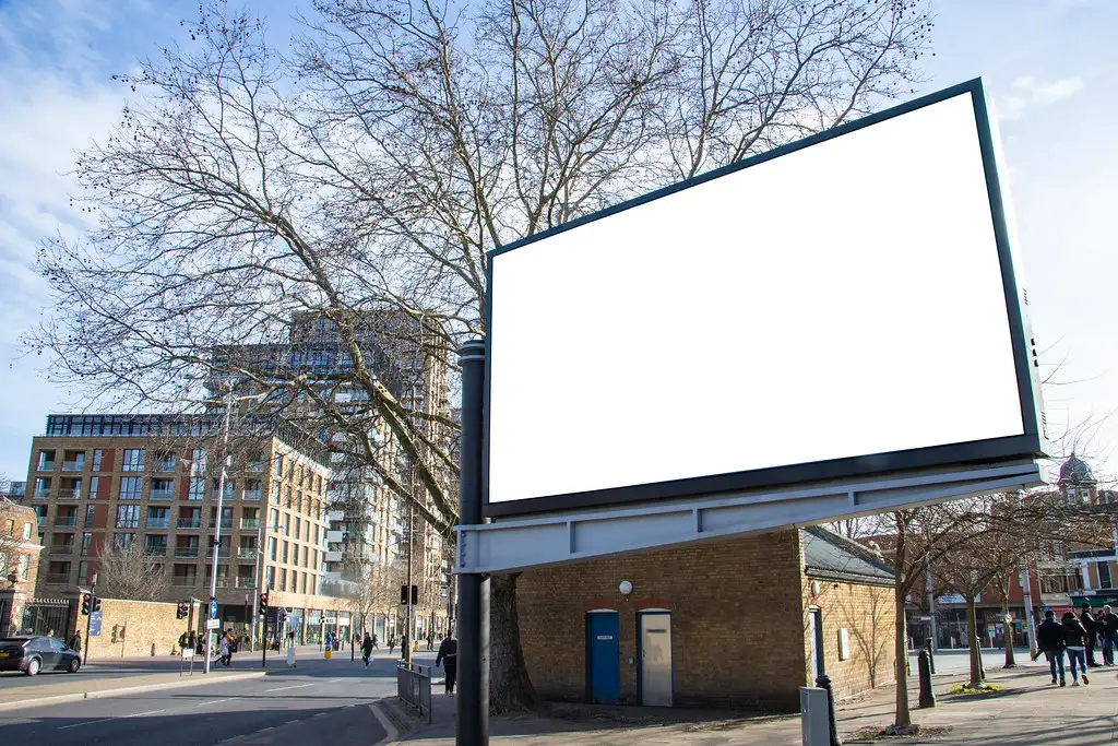 Outdoor em branco na cidade