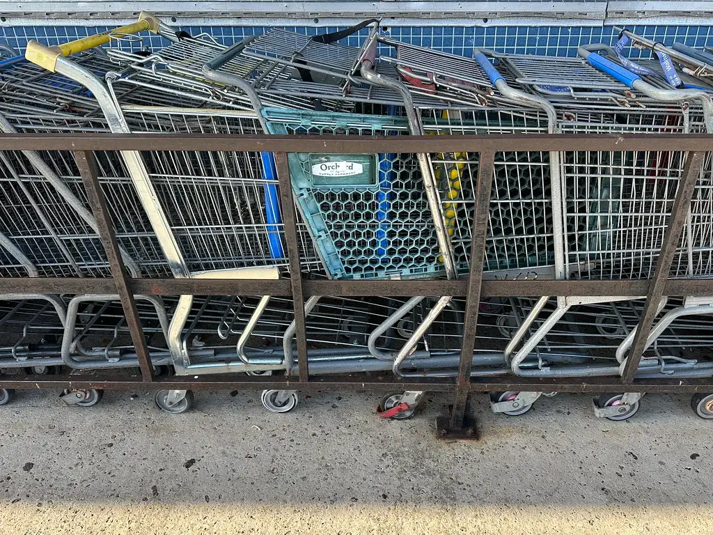 Fileira de carrinhos de supermercado guardados