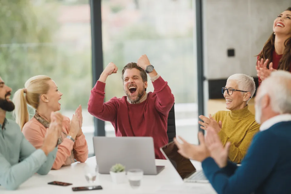 Colegas de trabalho conversando e rindo no escritório