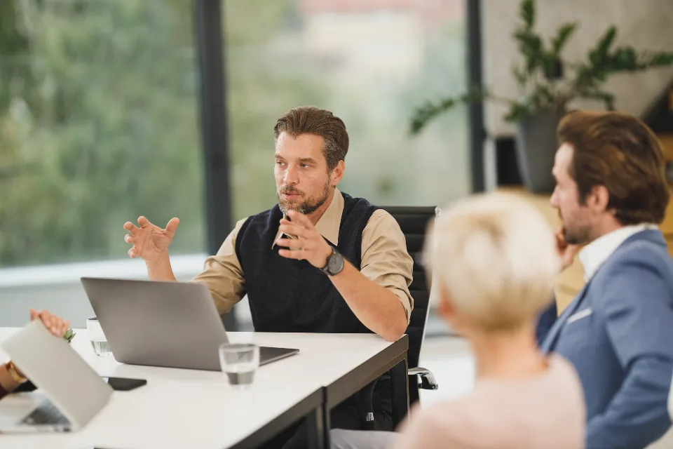 Reunião de negócios com notebook sobre a mesa