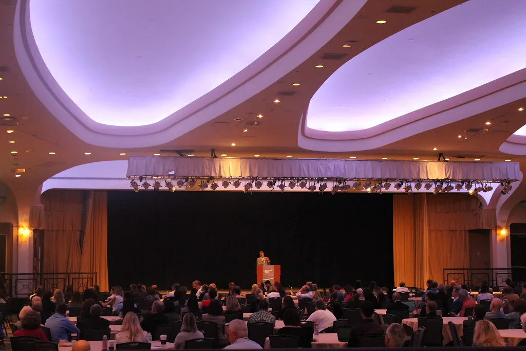 Salão de evento com palco e plateia