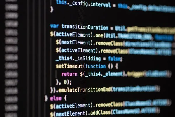 Tela de computador com linhas de código de programação