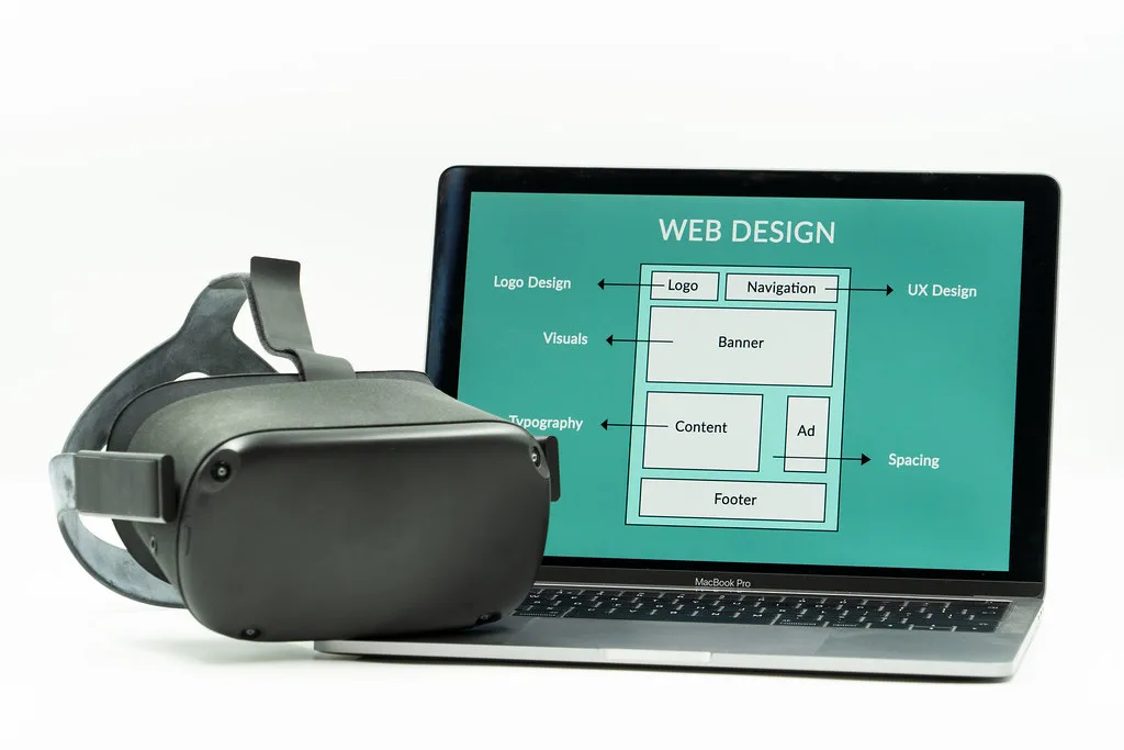 Notebook com uma página de web design aberta
