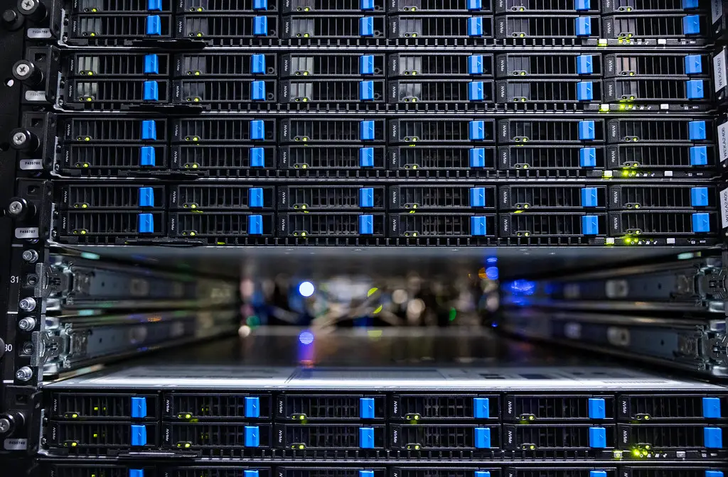Servidores num rack de data center