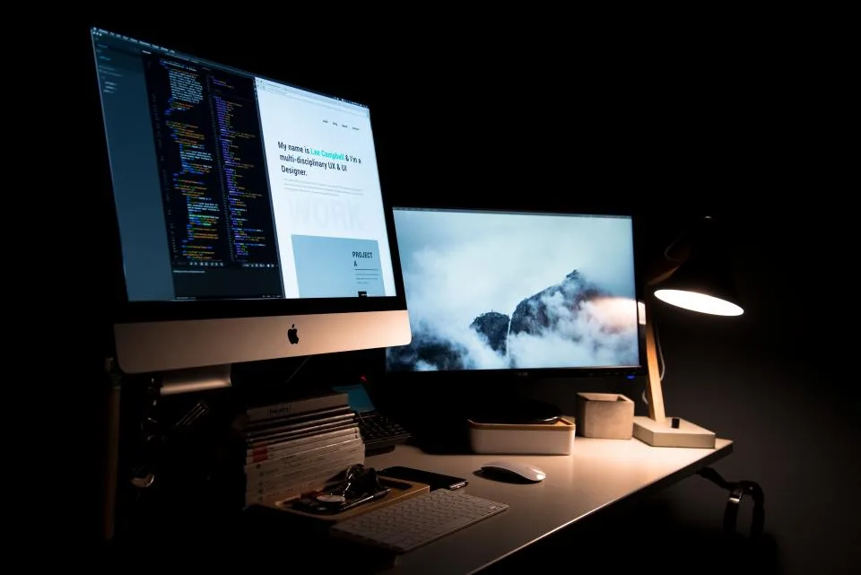 Mesa de trabalho com monitores em escritório de design