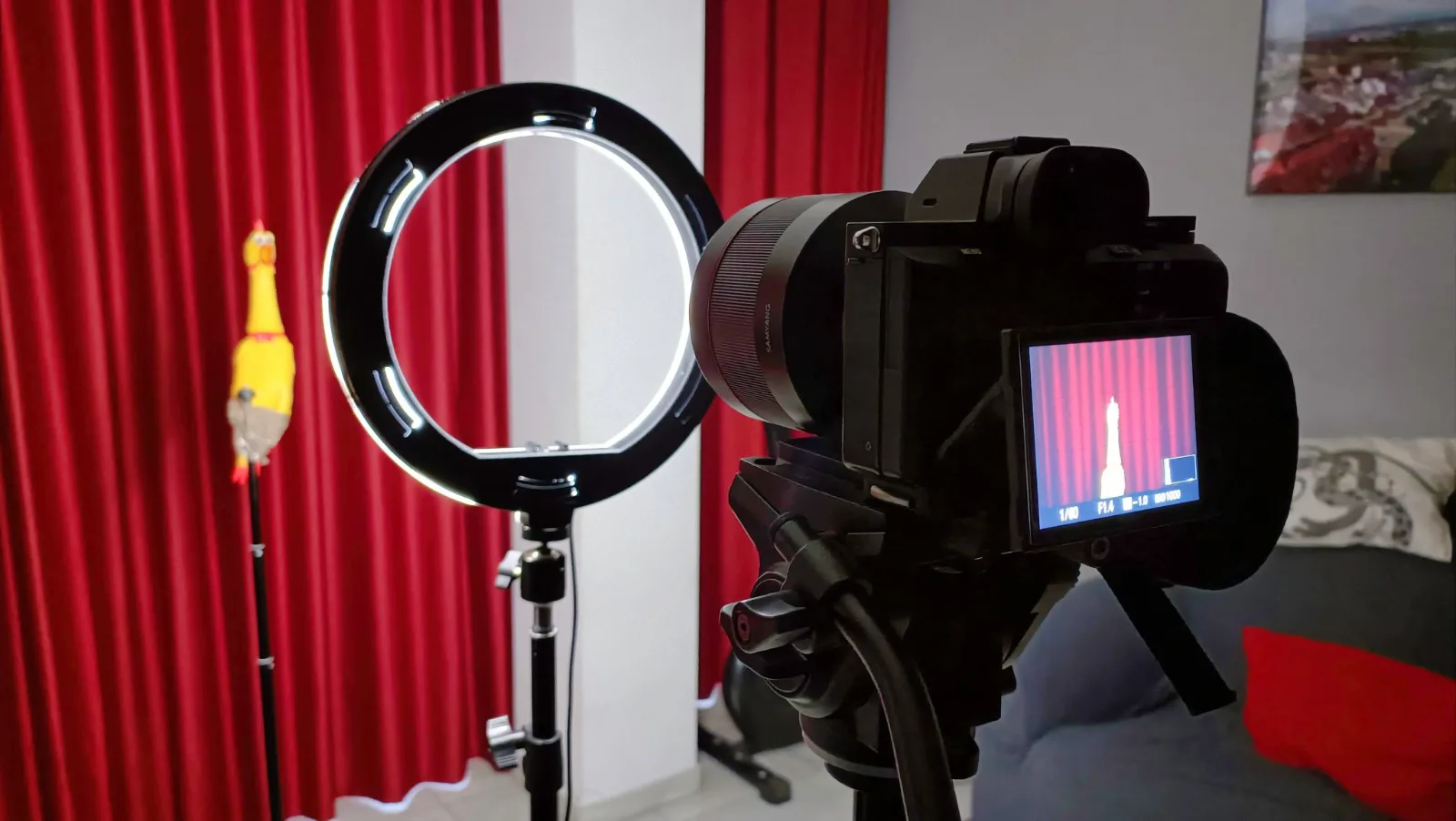 Celular filmando produto com ring light, bastidor de produção de conteúdo