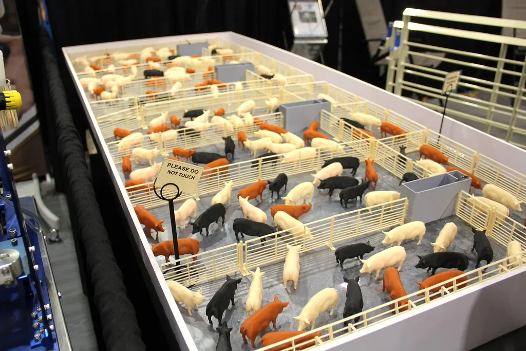Pavilhão de feira com estandes e visitantes circulando