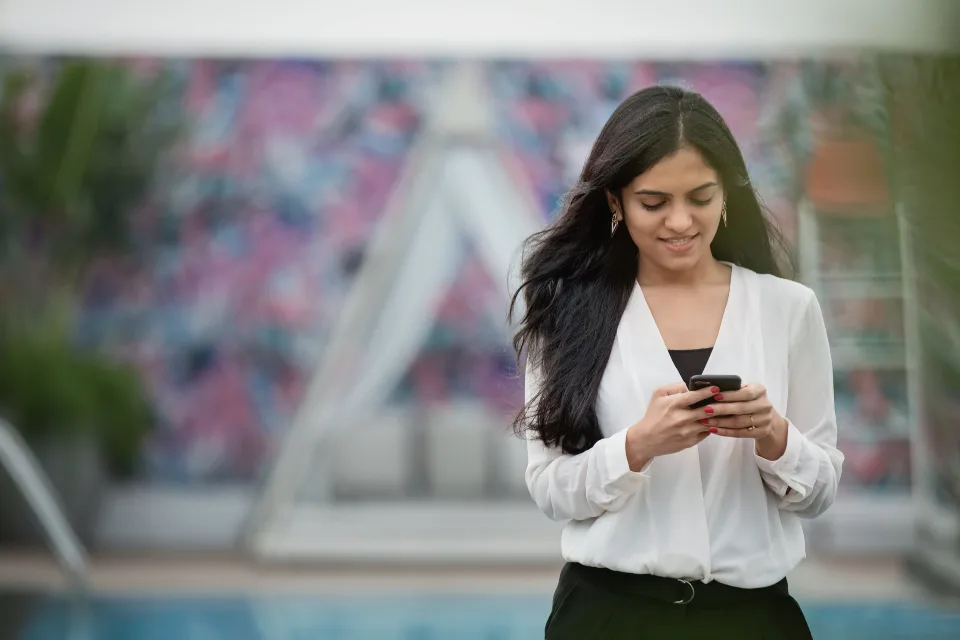 Mulher digitando mensagem no celular