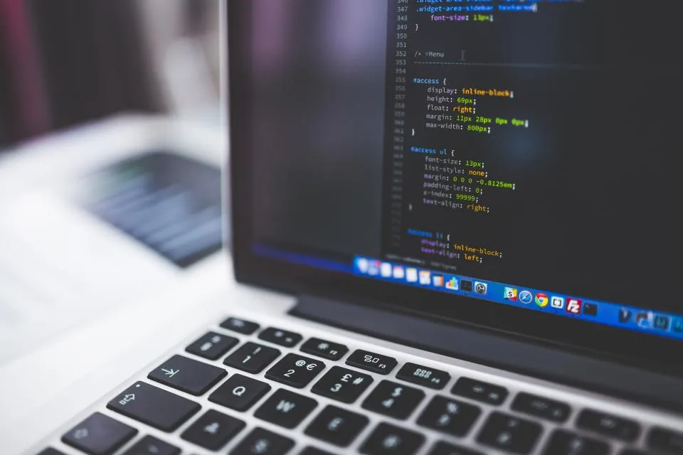 Notebook com código na tela