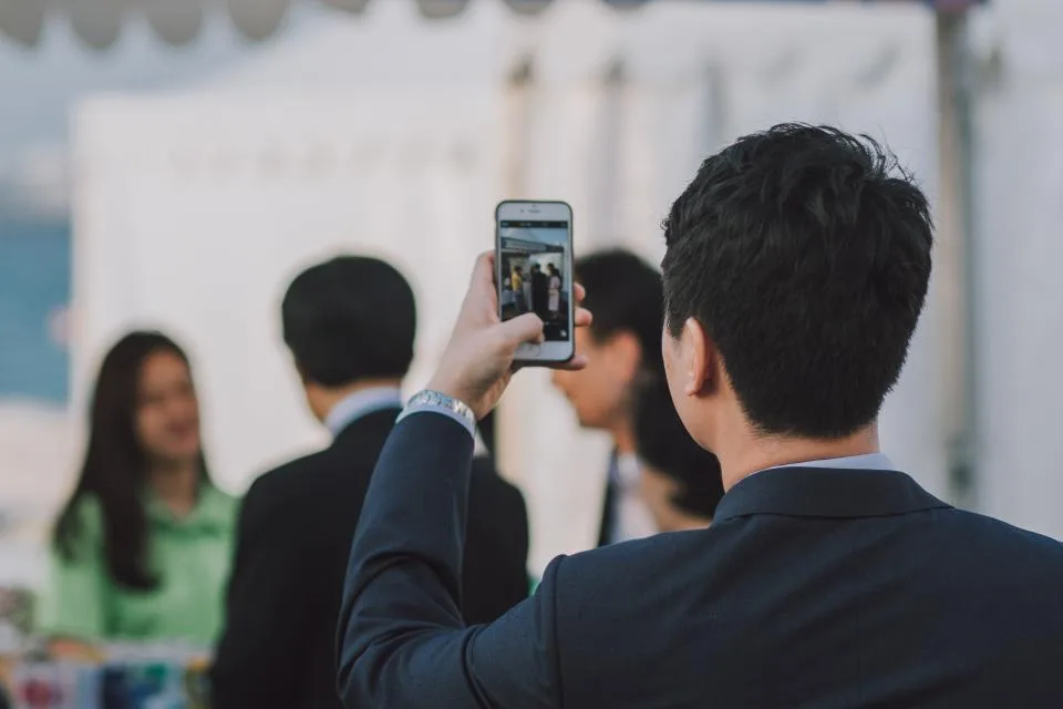 Pessoas em multidão olhando para o celular
