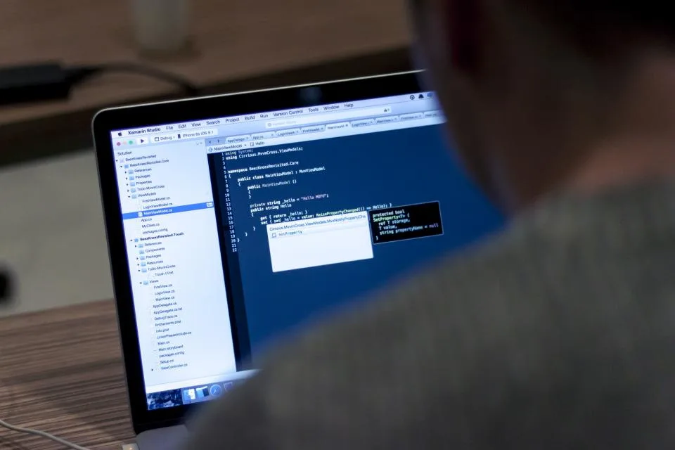 Notebook com código de programação aberto na tela