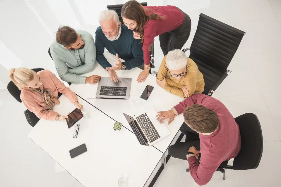 Grupo de pessoas conversando ao redor de uma mesa