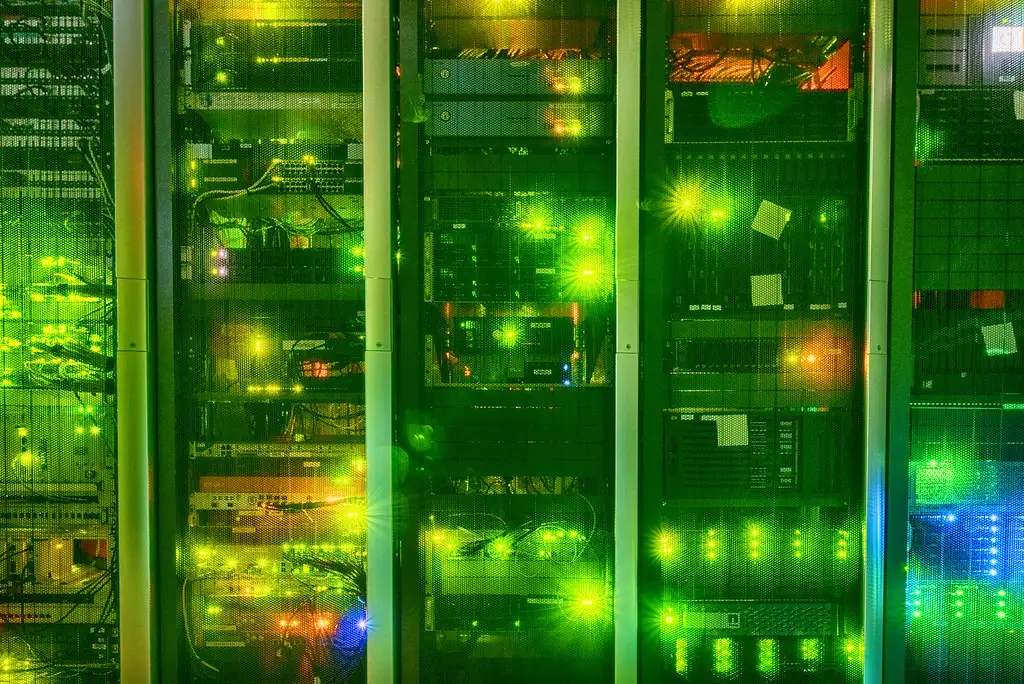 Racks de servidores com luzes acesas num data center