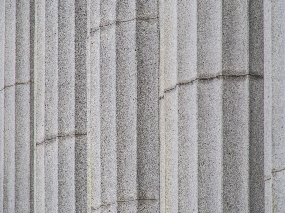 Colunas de pedra de um edifício clássico, como os de tribunais