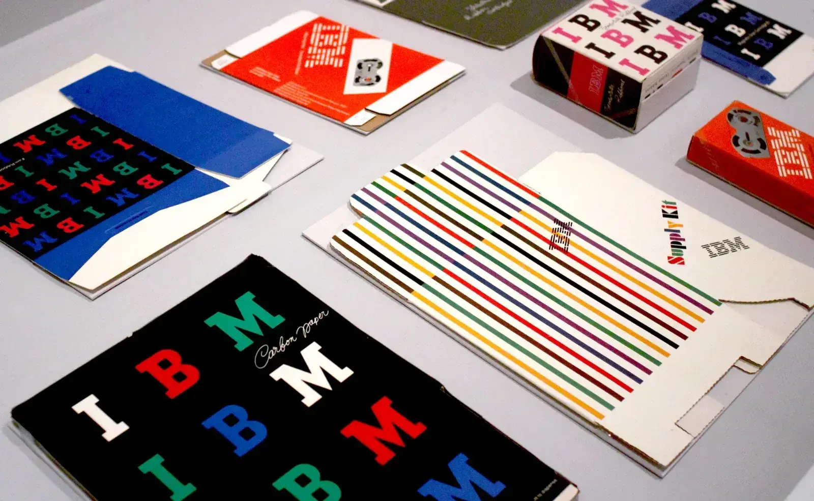 Aplicações de design gráfico criadas por Paul Rand para a identidade da IBM