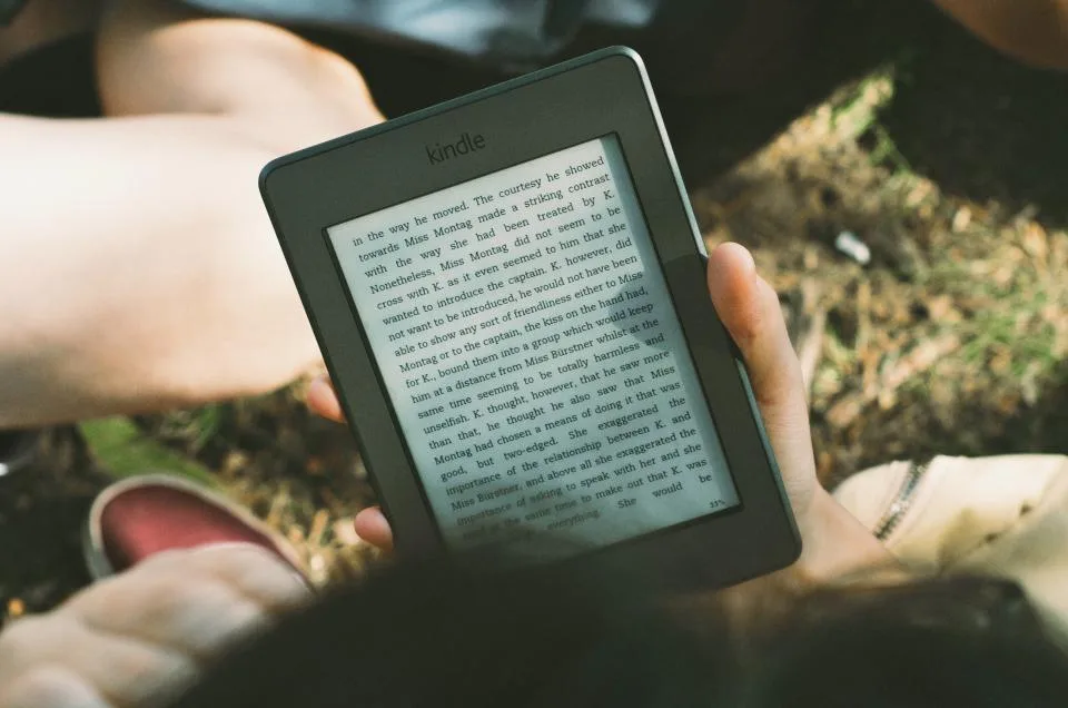 Leitor de livro digital nas mãos de uma pessoa