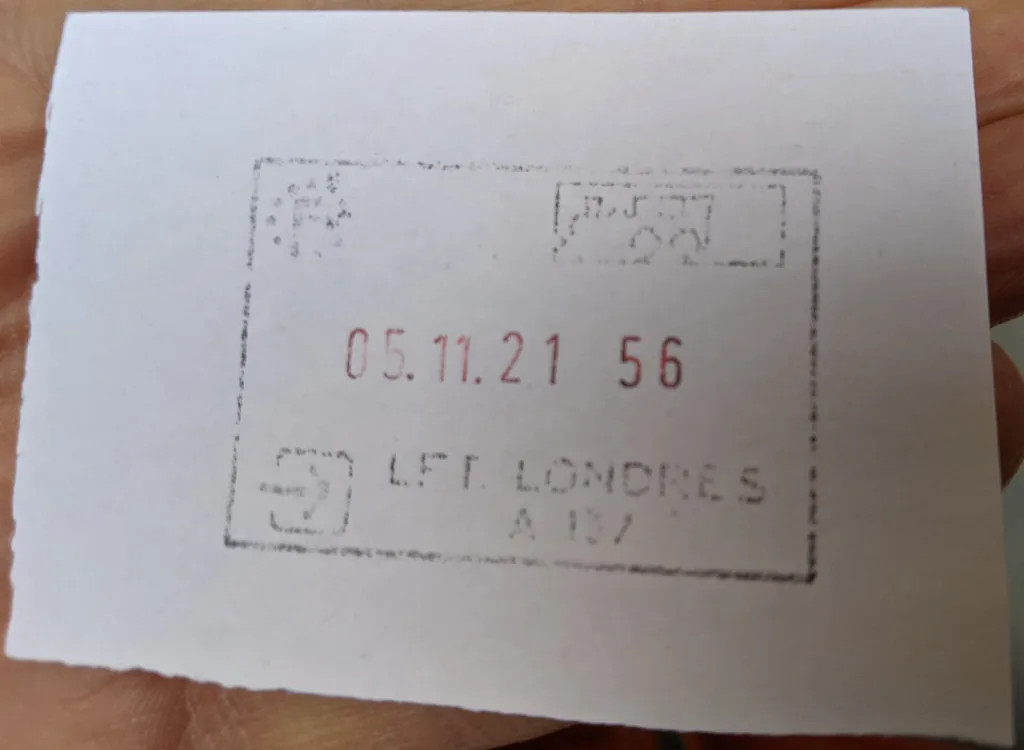 Carimbo de conferência com data num papel