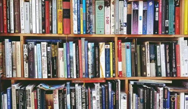 Estante cheia de livros