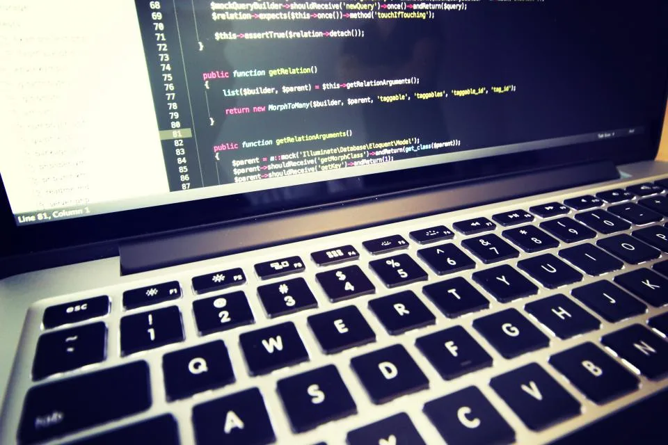 Código de programação na tela do notebook