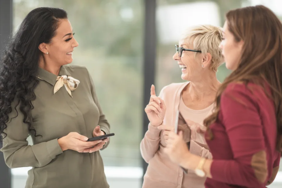 Colegas de trabalho reunidas aprendendo juntas com notebook e tablet