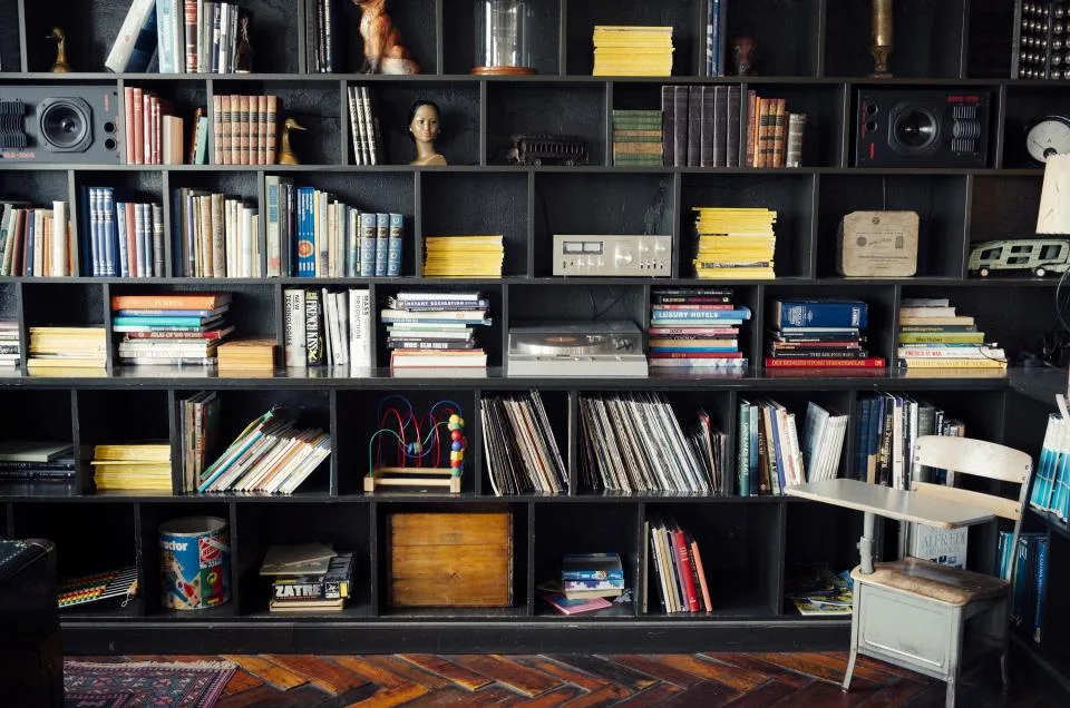 Estante de biblioteca vista de lado, com fileiras de livros
