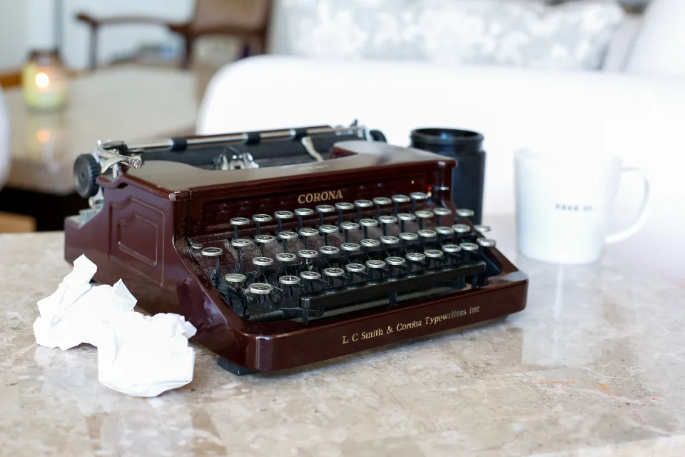 Máquina de escrever antiga sobre a mesa