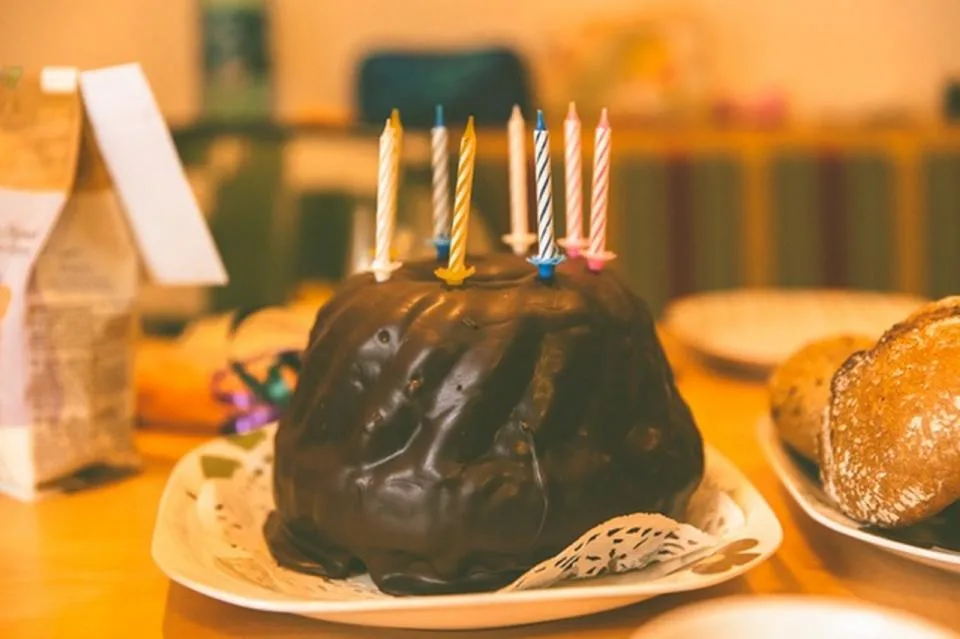 Bolo de aniversário com velas acesas