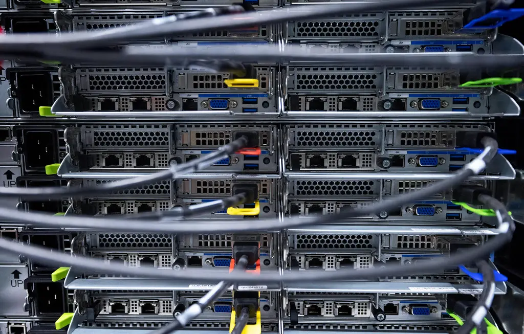 Cabos de rede conectados a um rack de servidores
