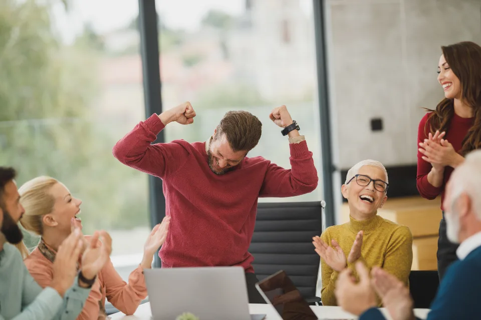 Equipe reunida recebendo um novo colega no escritório