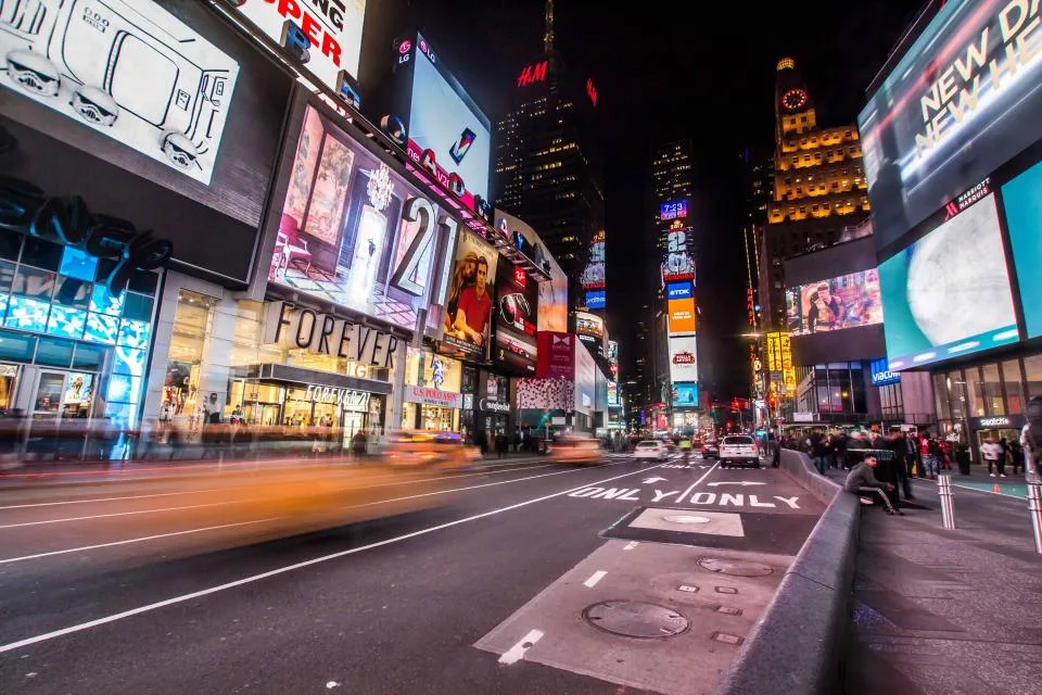 Times Square com painéis de publicidade iluminados