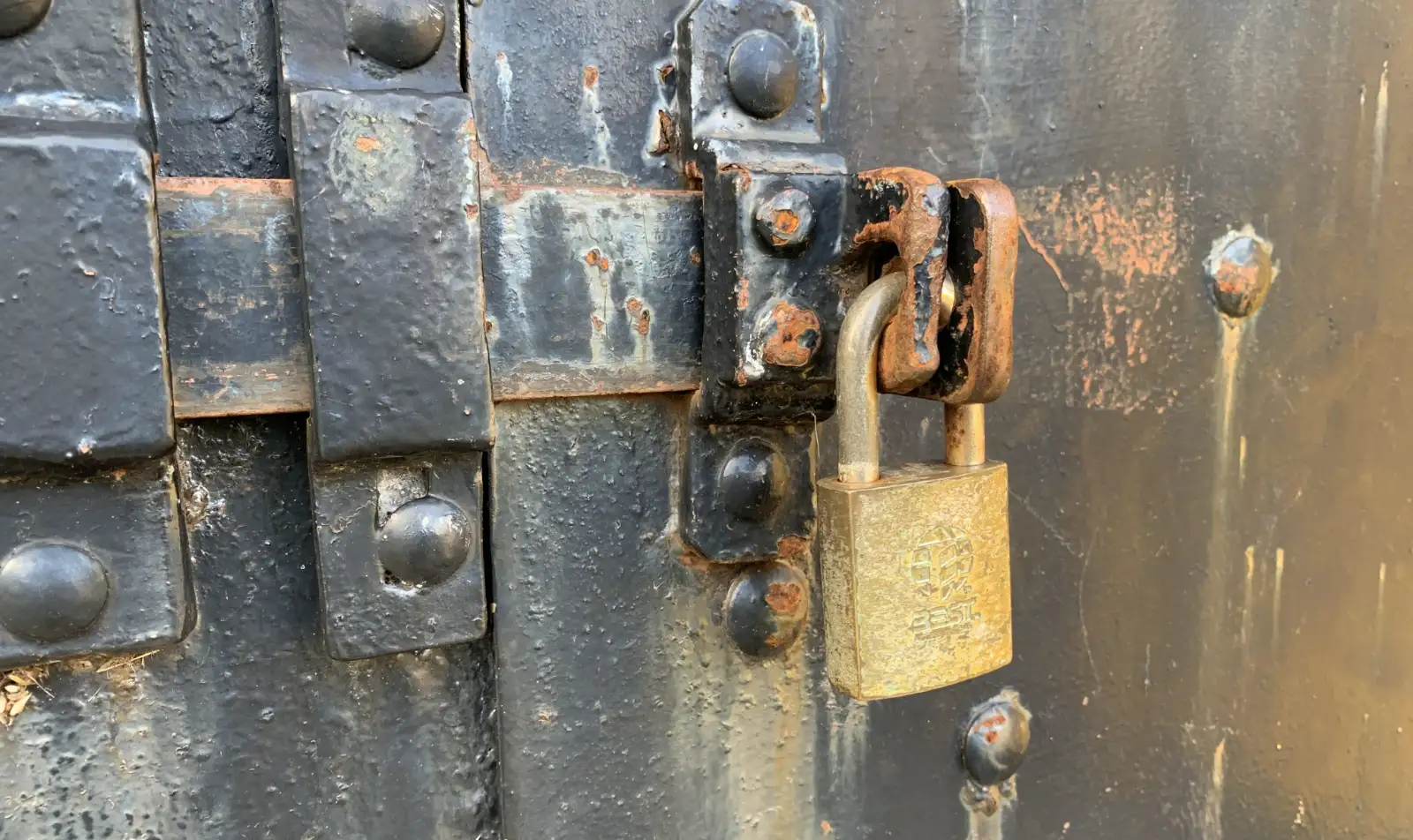 Cadeado trancando uma porta de metal