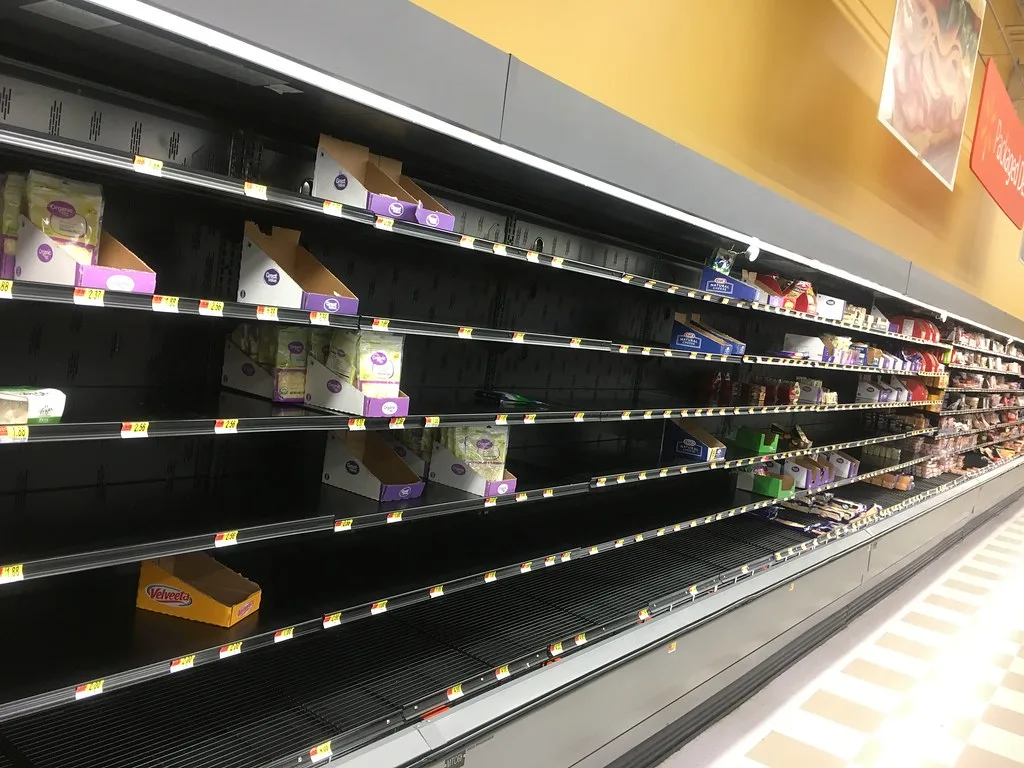 Prateleiras de supermercado vazias