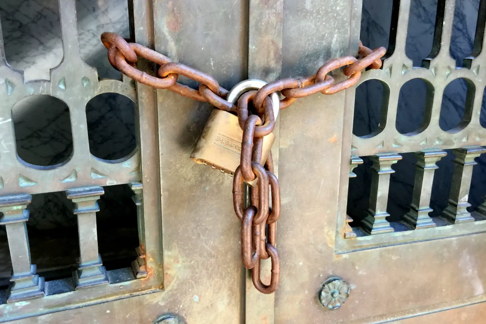 Corrente e cadeado fechando um portão de metal