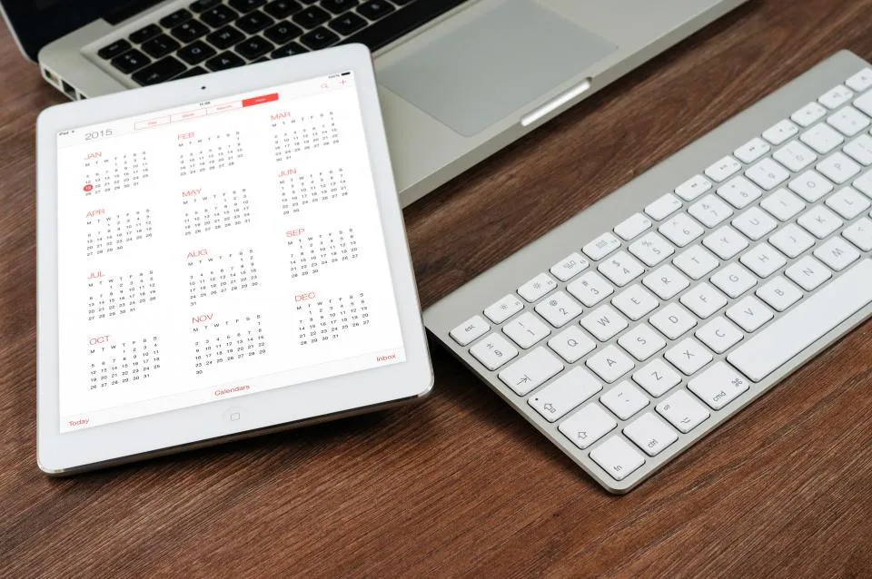 Tablet com um calendário aberto sobre a mesa