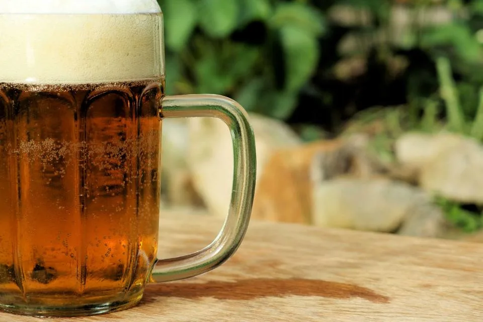 Caneca de cerveja sobre a mesa