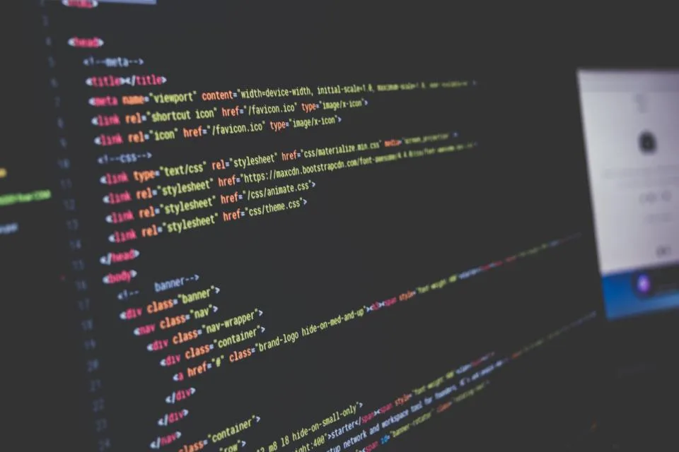 Tela de computador com código-fonte colorido em editor de programação