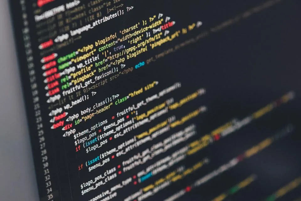 Tela de computador com linhas de código de um site em desenvolvimento