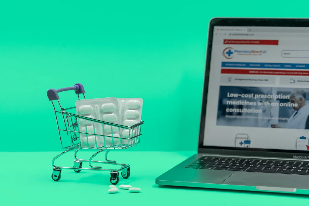 Notebook com carrinho de compras ao lado, compra online