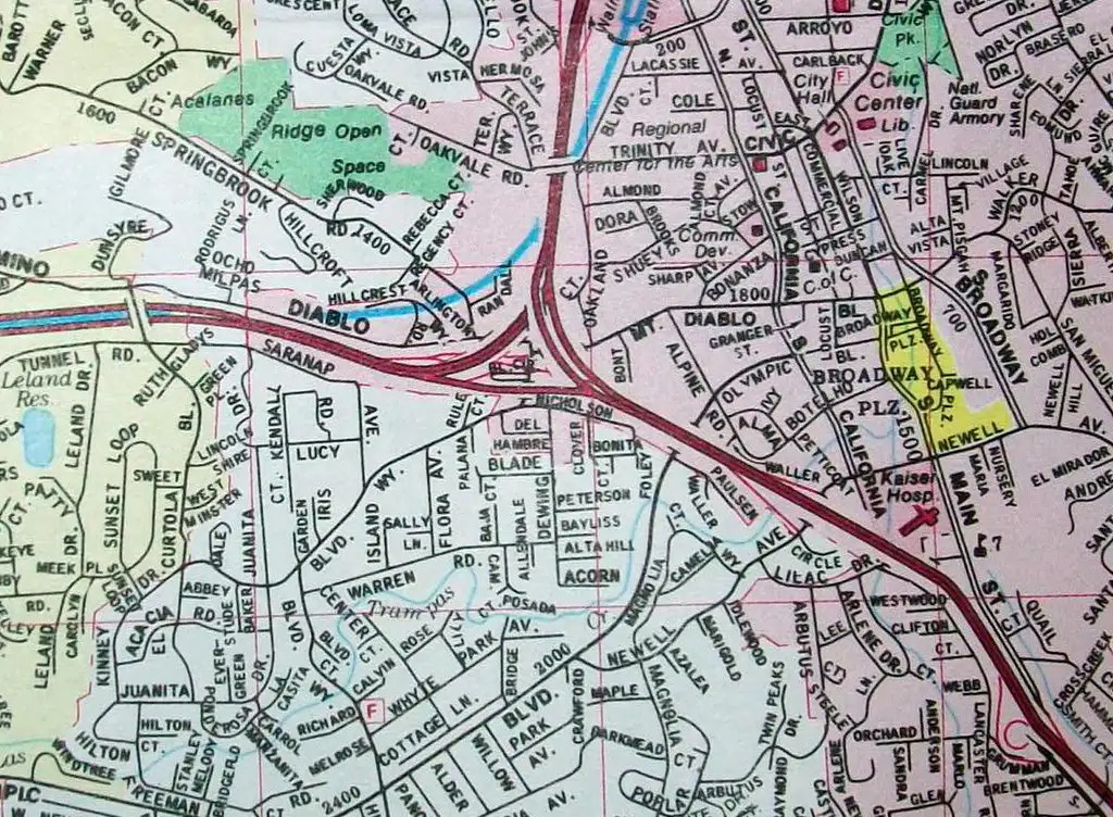 Mapa rodoviário com estradas e cruzamentos marcados
