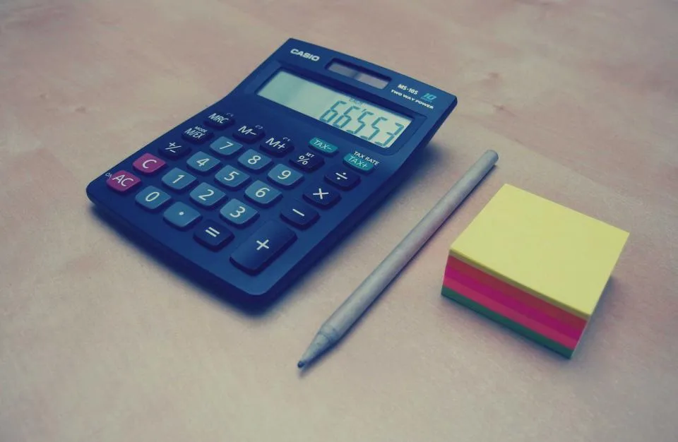 Calculadora e bloco de notas sobre a mesa