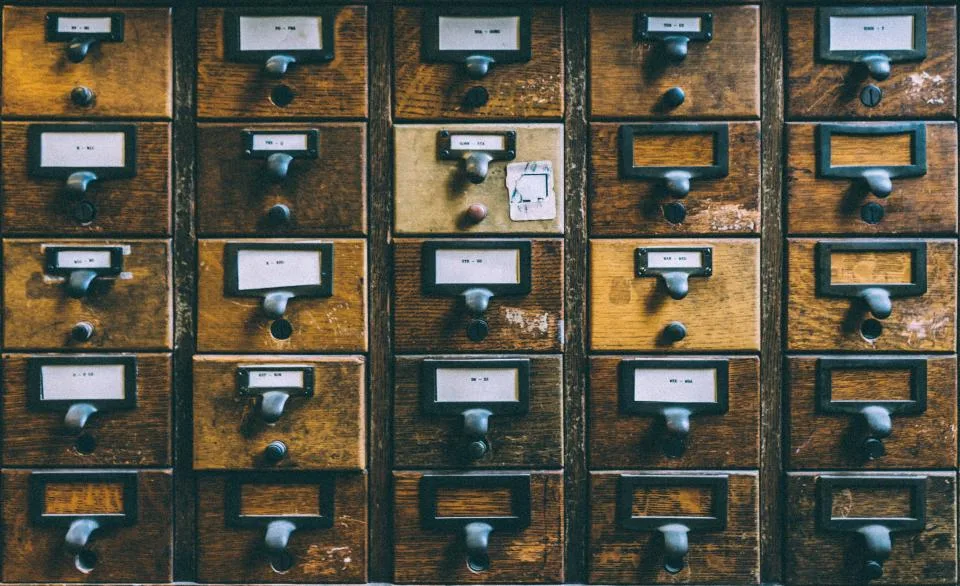Gavetas de fichário de biblioteca com etiquetas