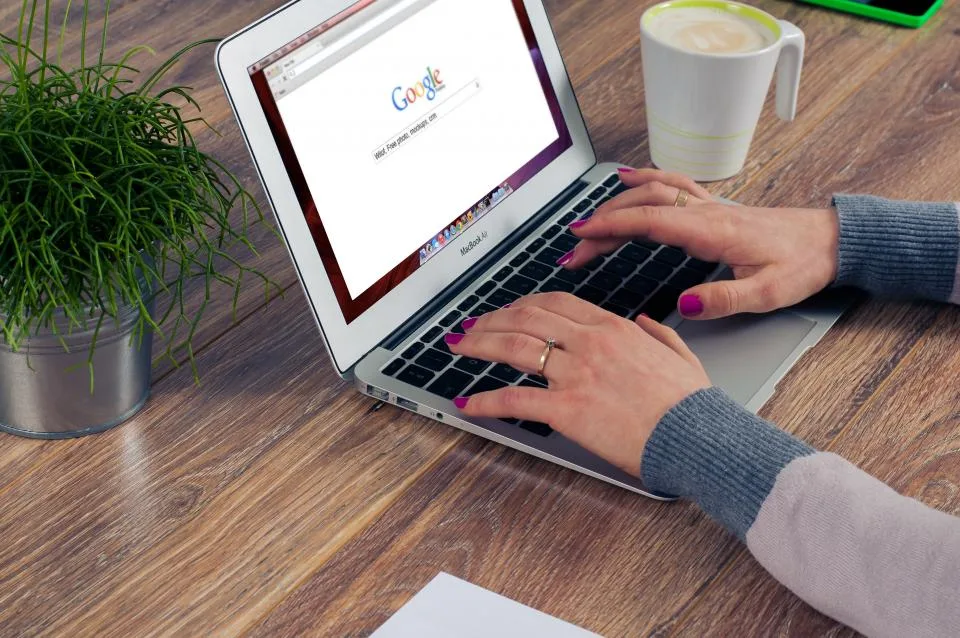 Tela de computador exibindo uma página de resultados de busca do Google