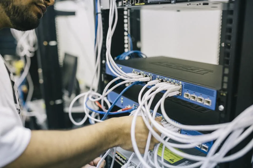 Cabos de rede conectados em rack de servidores
