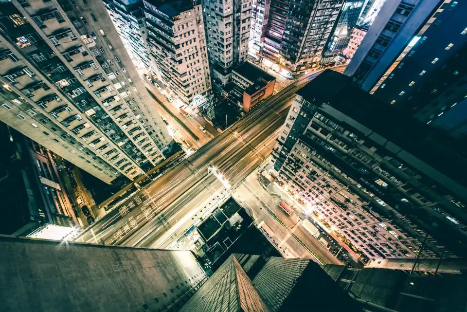Vista aérea de prédios comerciais em um centro empresarial