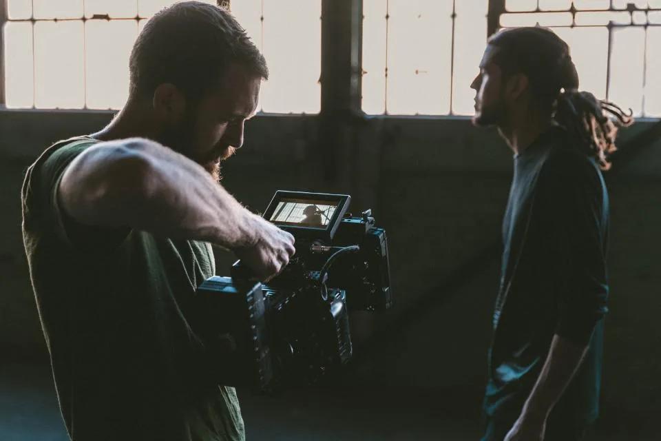 Cinegrafista filmando com câmera profissional
