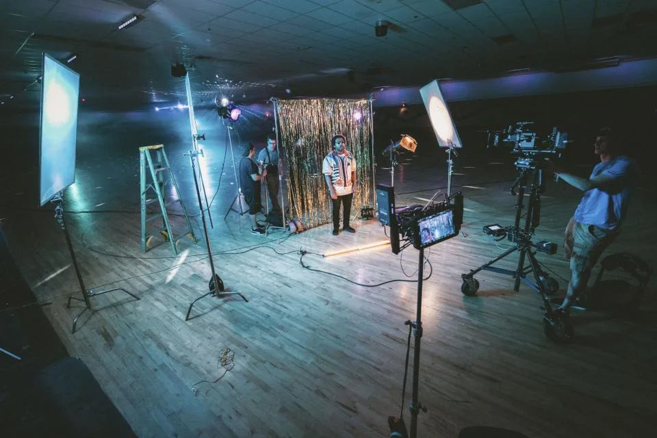 Estúdio de produção de vídeo com câmera e luzes